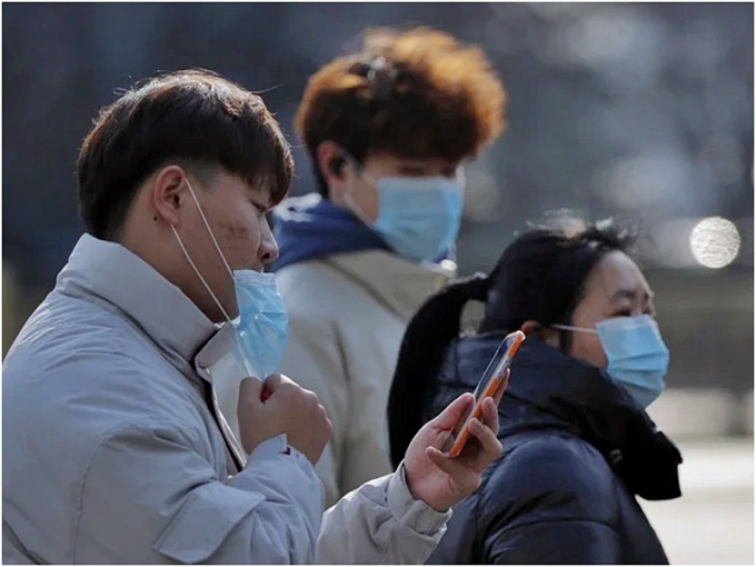 日本市民出入戴口罩防疫。網圖