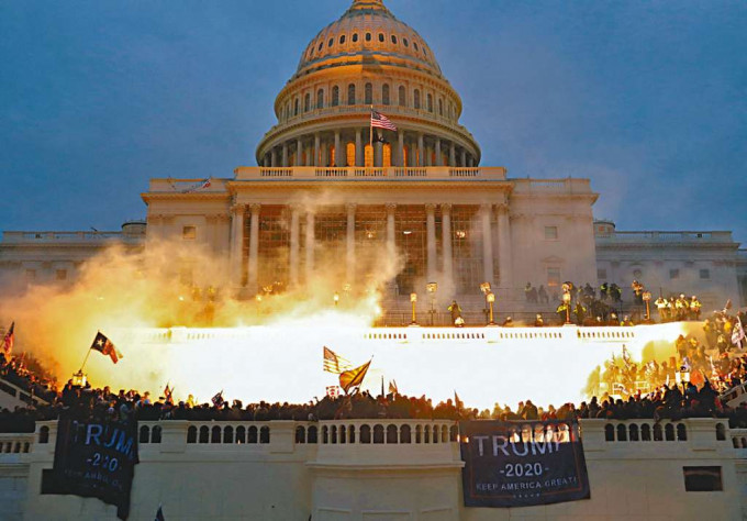 ■大批特朗普支持者一月六日闯入国会大厦，引发骚乱。