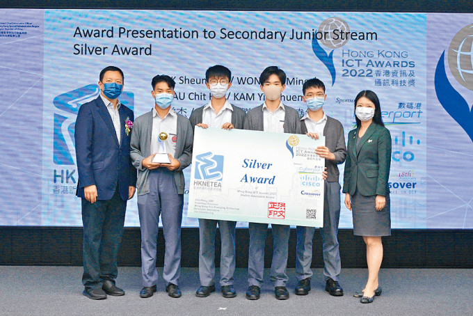 嶺南中學團隊憑藉防止野生動物亂翻垃圾箱的「智箱牛盾」，在學生創新獎奪銀獎。