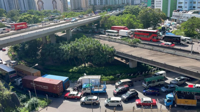 荃灣徳士古道一帶交通非常擠塞。網民Derek Lam圖片