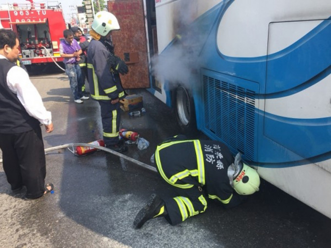 消防人員到場，發現旅遊巴後輪輪胎冒煙，已無明火，噴水降溫。（網圖）