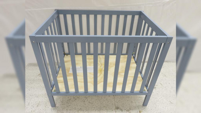 海關提醒市民留意一款不安全嬰兒床，測試結果顯示該款嬰兒床有潛在結構安全風險。政府新聞處