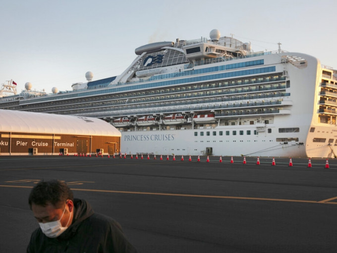 仍在日本横滨港隔离检疫的「钻石公主号」邮轮，船上至今有285人受感染。AP资料图片