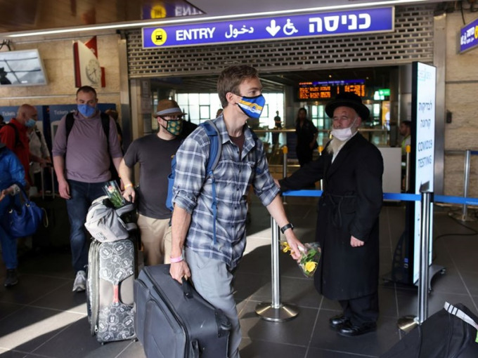 以色列宣布锁国两星期，以应对Omicron。REUTERS