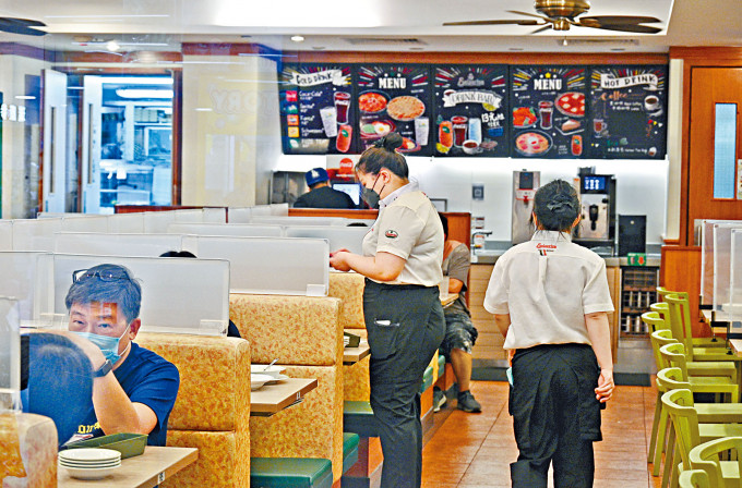 本港失業率持續回落，餐飲服務活動業跌幅尤為明顯。