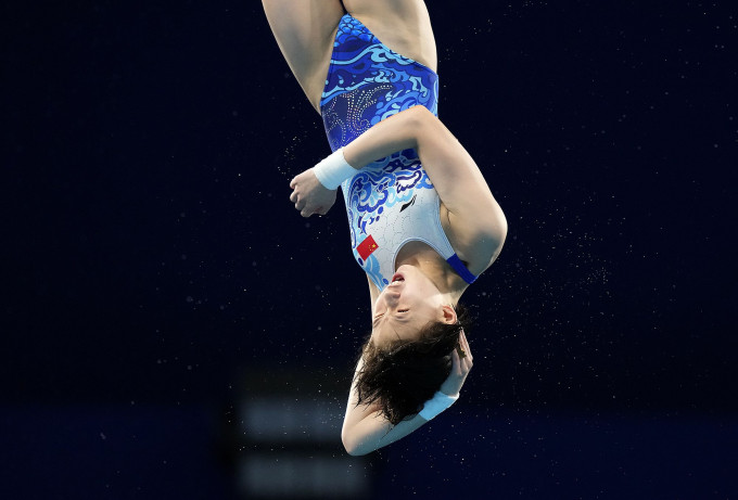 陈芋汐在女子10米台跳水初赛首名晋级，有力问鼎金牌。AP