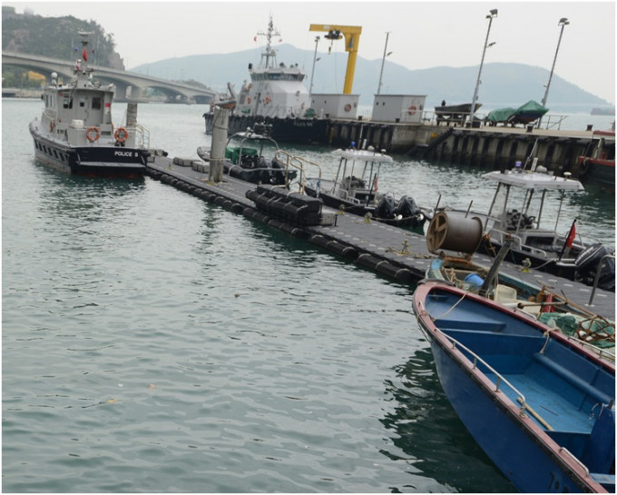 水警到场后将尸体捞起，载返大榄涌水警基地。 资料图片