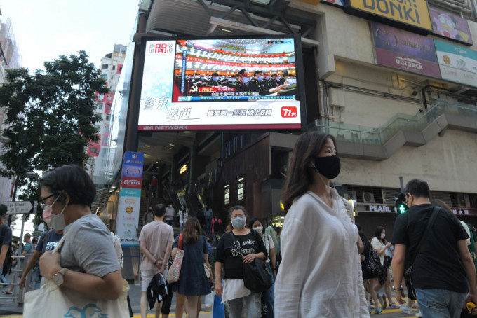 本港多個商場大電視也有播放二十大的新聞消息，吸引不少途人駐足。