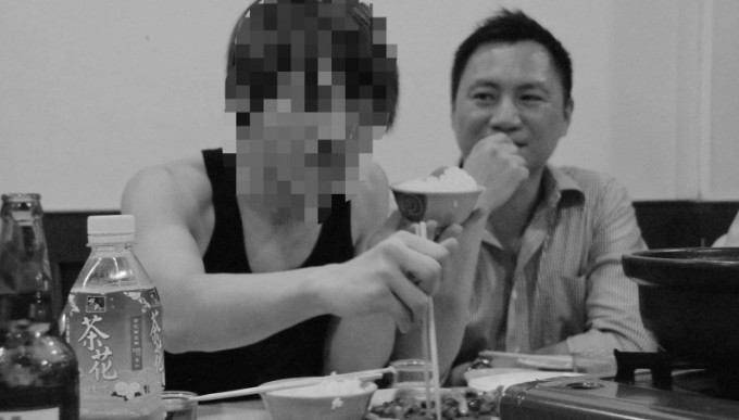 有王丹的男学生指控被王性骚扰。他还贴出和王丹一起聚餐的照片。