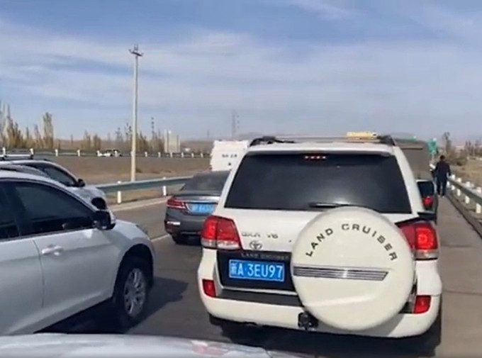 新疆喀什下午突然实施封城，出入城的高速公路也封闭。网图