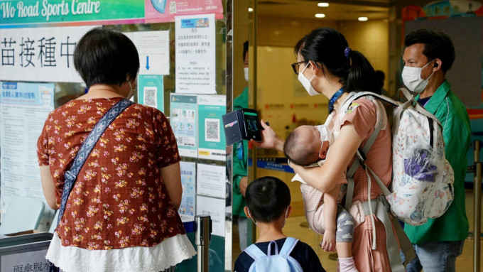 妇女事务委员会主席陈婉娴及家庭议会主席彭韵僖呼吁市民为家中长者及儿童预约接种新冠疫苗。