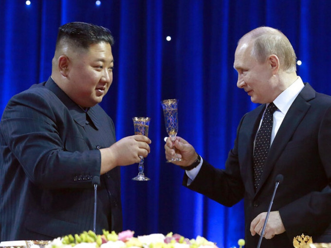 金正恩(左)邀请普京访问北韩。AP