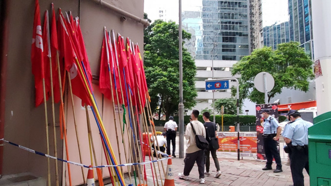 北角路边铁栏上的多枝国旗区旗周日(2日)遭人破坏。资料图片