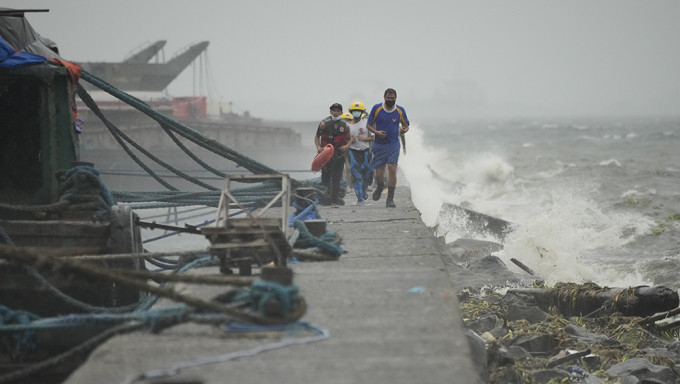 台风吹袭，马尼拉汤都区岸边卷起巨浪。AP
