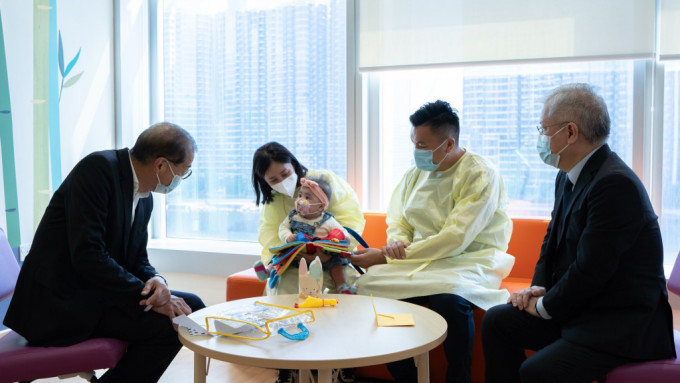 醫務衞生局局長盧寵茂今日（24日）再到香港兒童醫院探望經歷換心手術的女嬰芷希。醫衞局fb