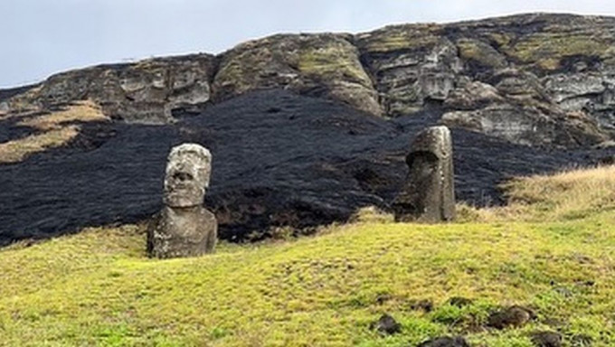 智利复活岛上的摩艾石像脸被烧黑。FB图
