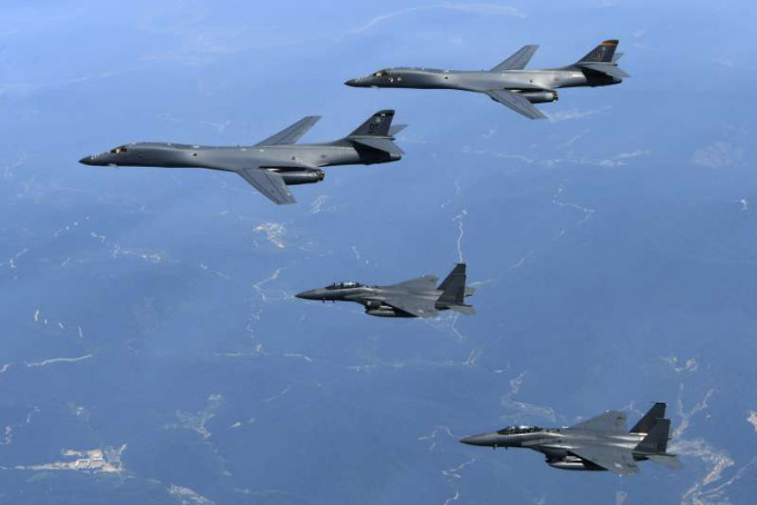 美軍一架「B-1B」戰略性轟炸機周三加入，飛越朝鮮半島上空。美聯社資料圖片