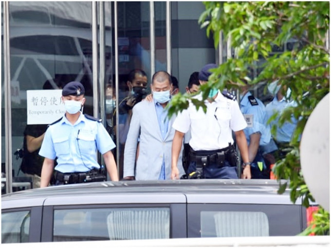 到下午1时半过后，黎智英被警员押离大楼，乘坐探员警车离开。