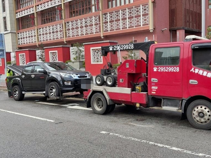 警方拖走一辆违例停泊的轻型货车。警方图片