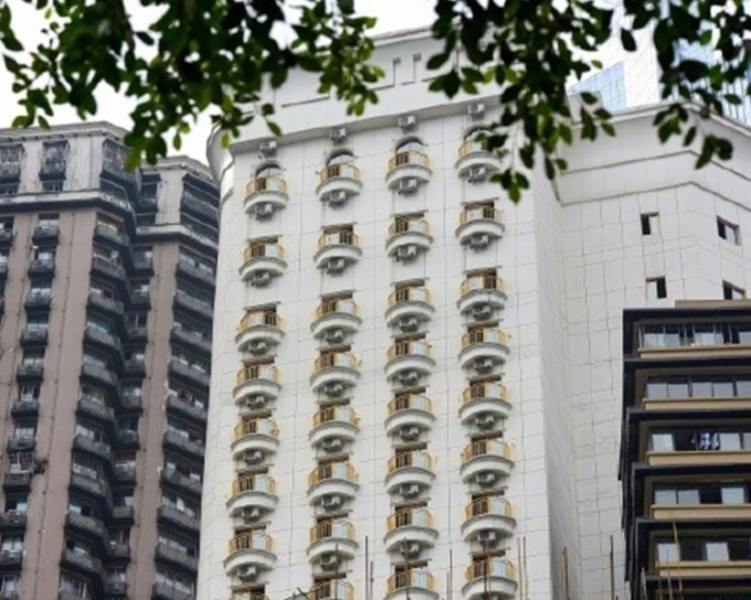 重庆一间新落成的酒店在所有客房阳台安装空调后，外墙像有百双「眼睛」。网图