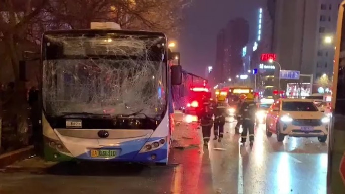 巴士車窗玻璃全部破碎。互聯網圖片