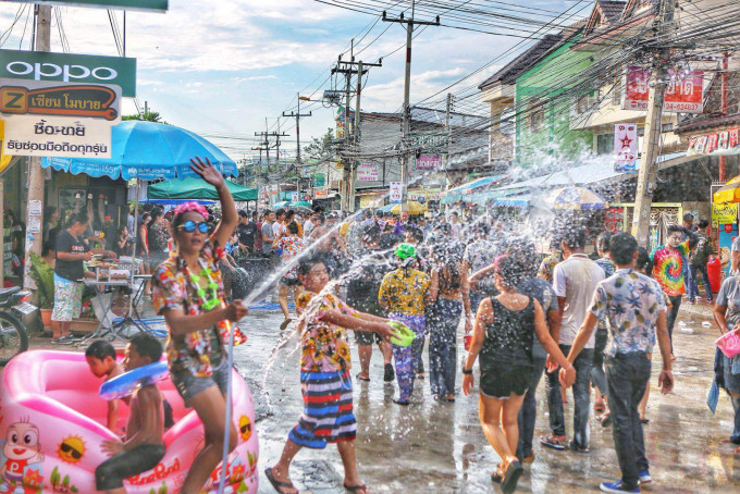 泰国泼水节每年都会吸引大批游客前往参与。网图