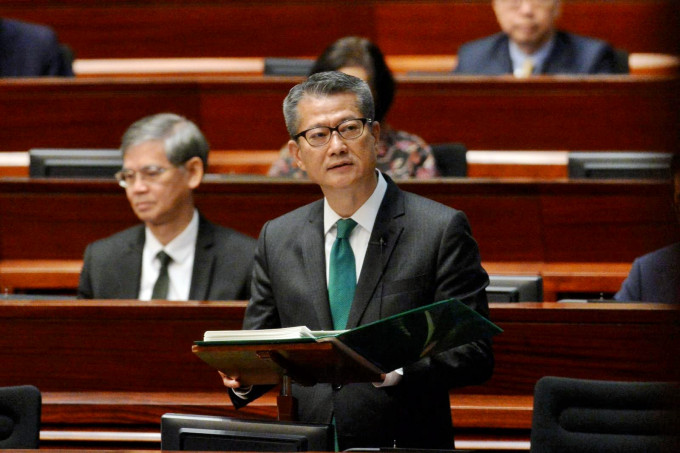 陈茂波早上在立法会发表2019/20年度《财政预算案》。