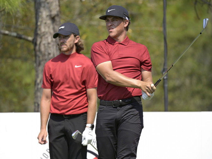 多名高爾夫球手穿紅衫黑褲為活士打氣。AP圖片