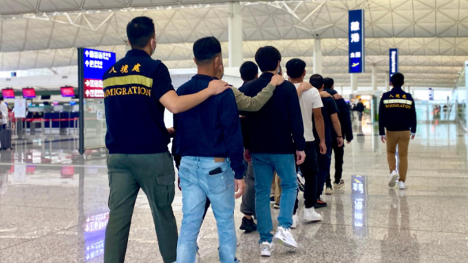 入境处遣返24越南偷渡客 部份涉刑事罪入狱