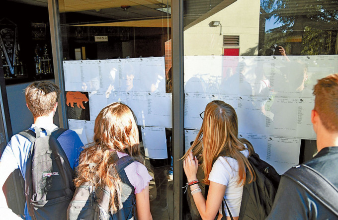 加州草谷一家高中的新生，在八月中開學首天查看上課時間表。