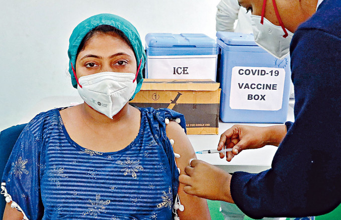 印度加爾各答護理員周一接種牛津疫苗。