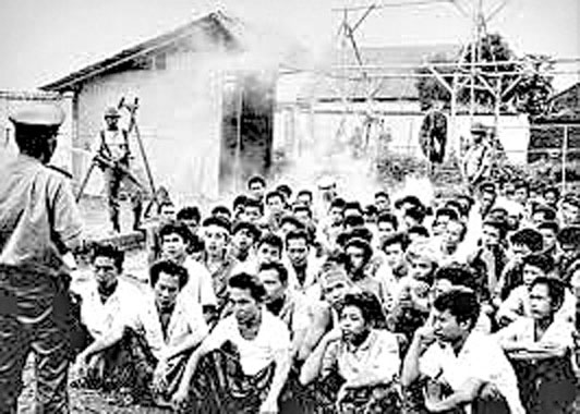 印尼军队六十年代拘捕共党分子及其支持者。　