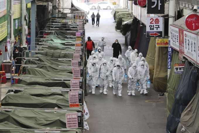 南韓出現「超級播毒者」後，疫情迅速蔓延。AP