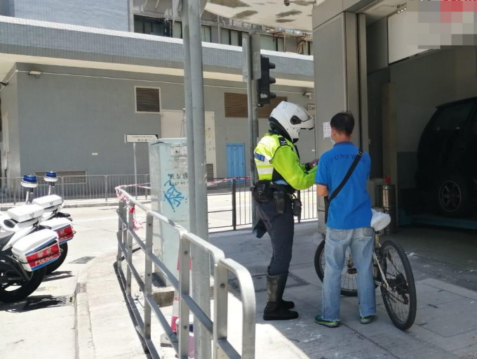 警檢控在行人路上騎踏單車人士。警方圖片
