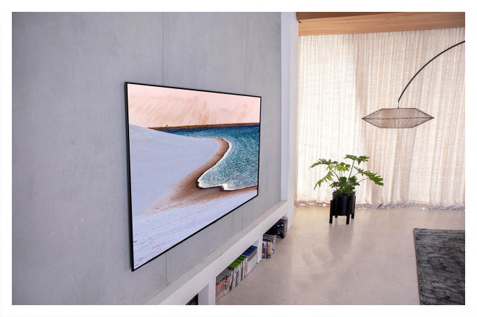 全新无缝挂墙的LG OLED GX挂画式电视，能完美地挂于墙上贴合墙身，仿如艺术品。