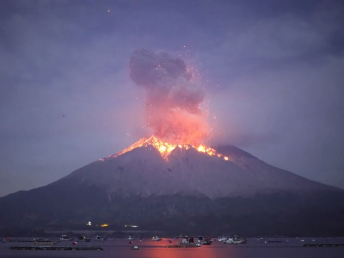 鹿兒島櫻島火山爆發，噴煙直衝5000米高空。網上圖片