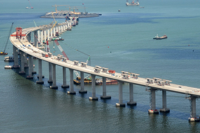 港珠澳大桥主桥超支逾100亿元，三地共同承担。资料图片