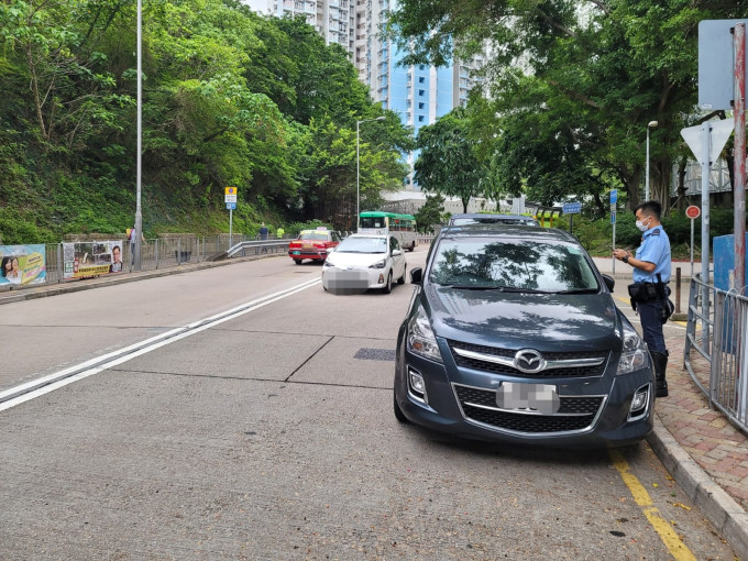 警检控违泊车。警方图片