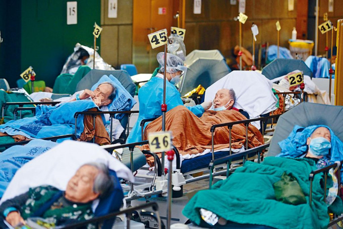 明爱医院病牀逼爆，部分病患者须在寒风天雨的环境下躺牀等候治理。