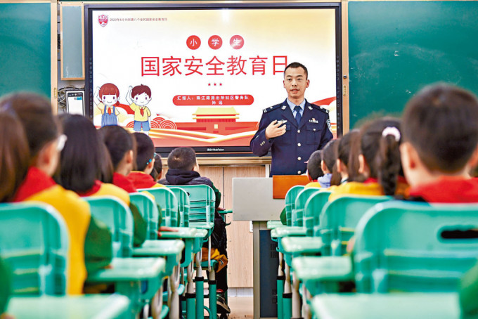 江蘇宿遷市警員昨日給學生講解國家安全知識。