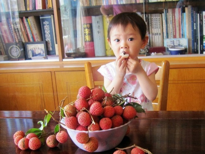 食安中心提醒小朋友一次不可食超过5粒荔枝。网图/示意图