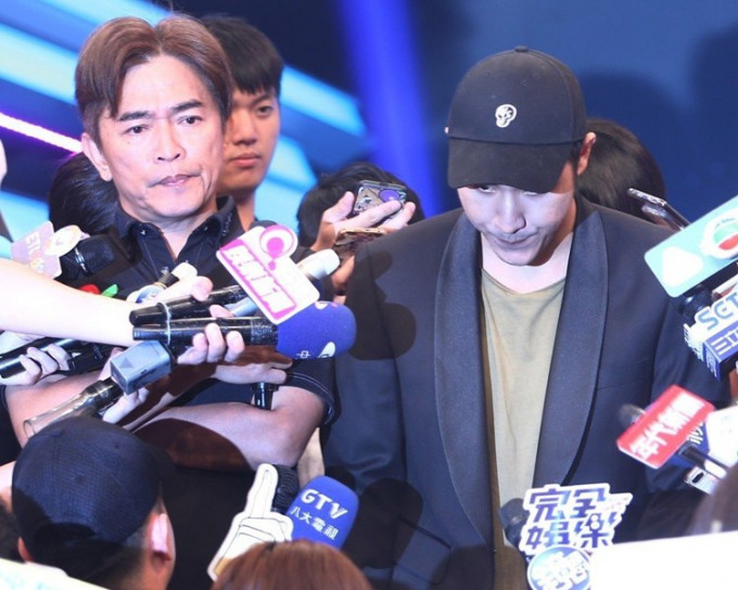 吴宗宪其后陪同吴睿轩召开记者会，直斥儿子「蠢蛋」并代为宣布退出娱圈。