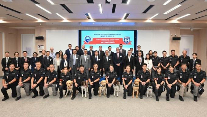 机场保安犬行动小组周二举行毕业礼。