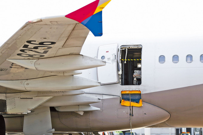 逃生艙門被乘客打開的韓亞客機，事後停泊在大邱國際機場。