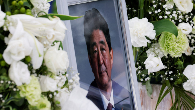 日本就是否為前首相安倍晉三舉行國葬，掀起不少爭議。路透圖