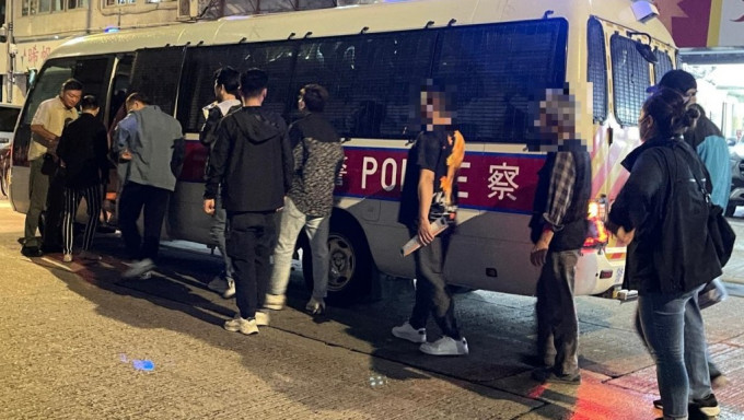 反黑组人员红磡捣破非法百家乐赌档，拘捕11人。警方图片