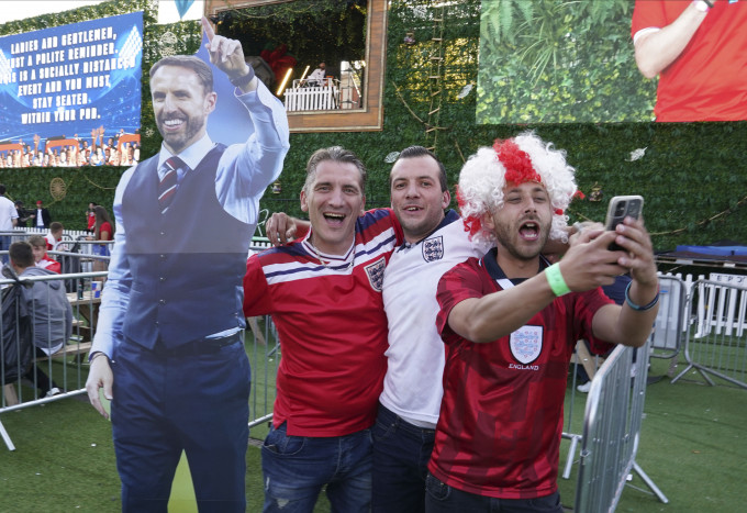 打入歐國盃十六強，英格蘭球迷歡喜若狂。 AP