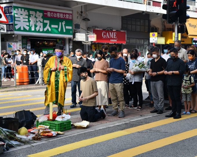 昨日下午男死者家人及亲友到现场进行路祭。