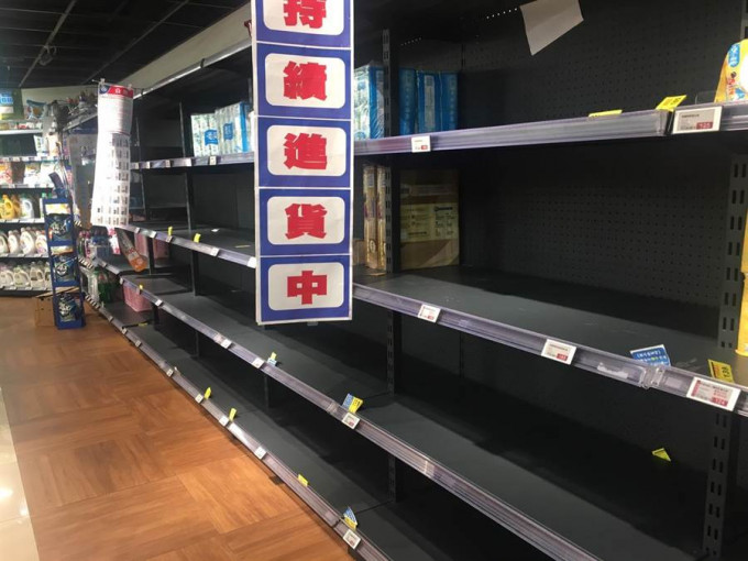 台湾民众抢购日用食品。网上图片