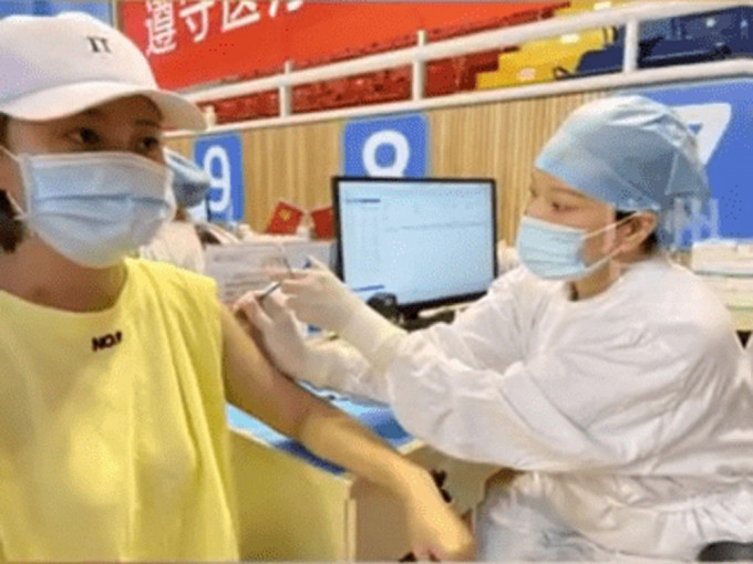 廣州女護士1小時為60人打疫苗，非常辛勞。